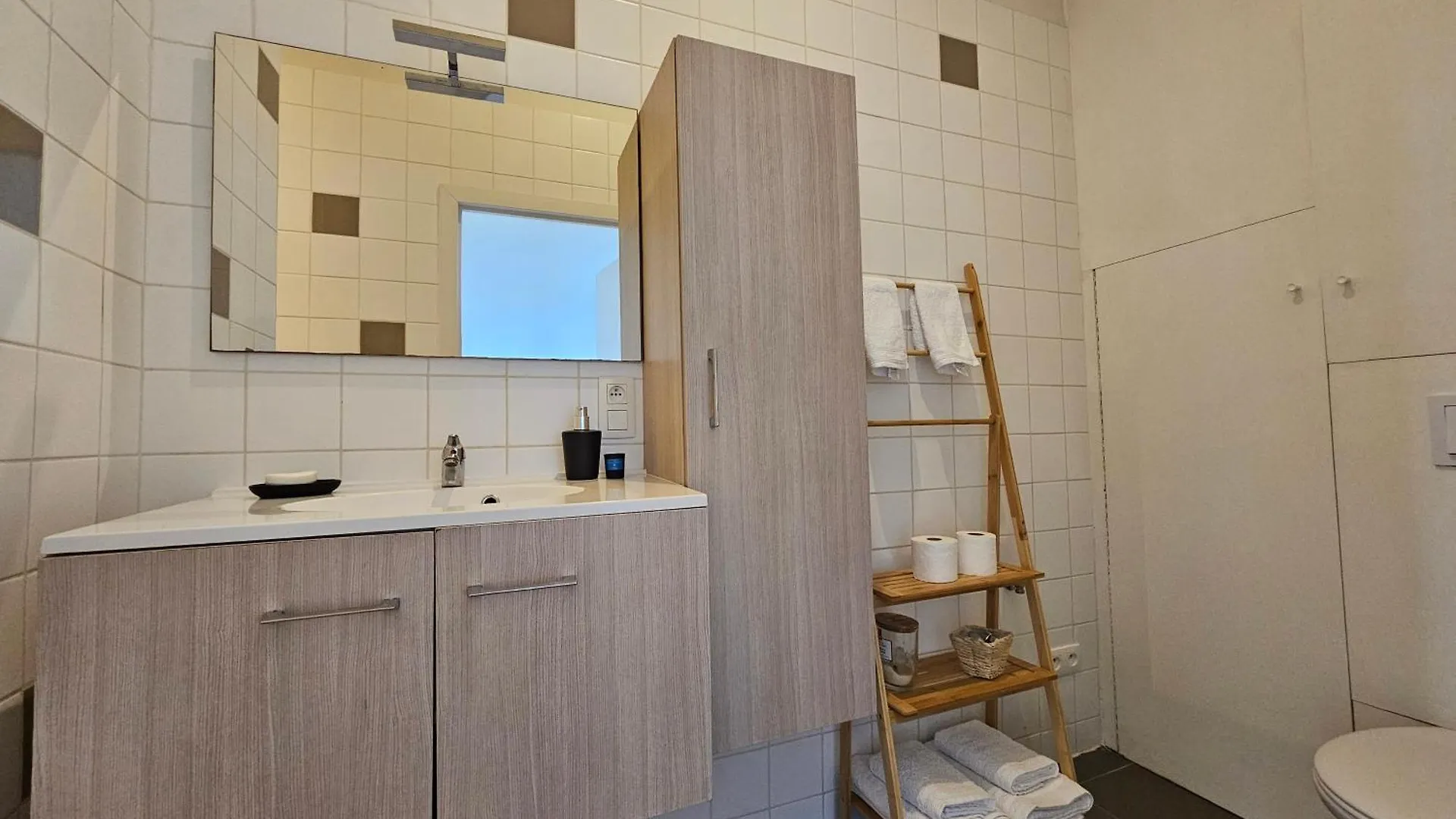 Cozy One-Bedroom Apartment أنتويرب